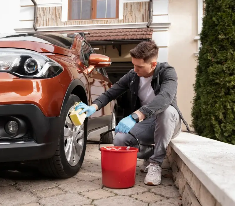 Lavage auto à domicile Buno-Bonnevaux : professionnel intervenant sur un véhicule